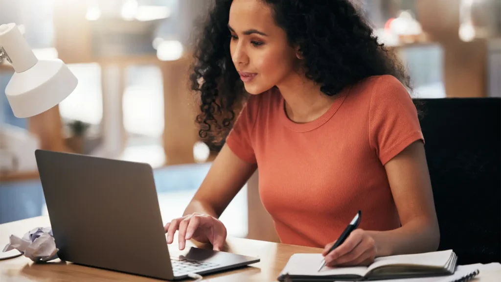 photo of a young business woman completing an online video course representing globalmeet's video course hosting capabilities